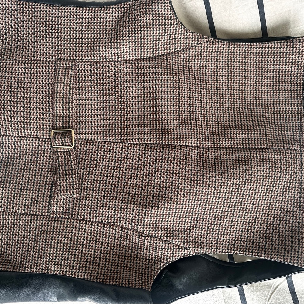 Black Faux Leather Zip-Up Vest - Picture 4 of 4